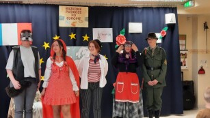 Nauczycielki w roli aktorów do przedstawienia o Czerwonym Kapturku